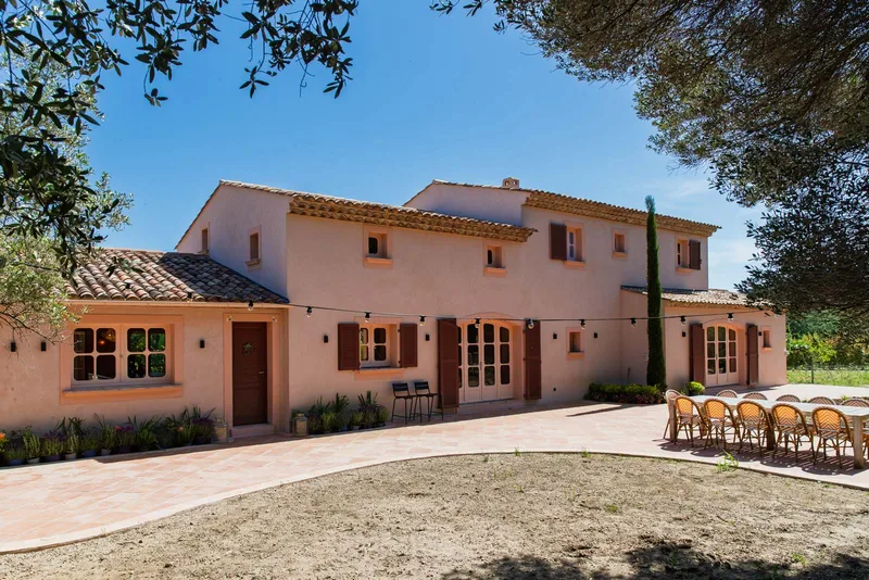 FOR WEEKLY RENT – LUXURY VILLA IN RAMATUELLE, CLOSE TO THE VILLAGE AND PAMPELONNE BEACHES – SLEEPS 12