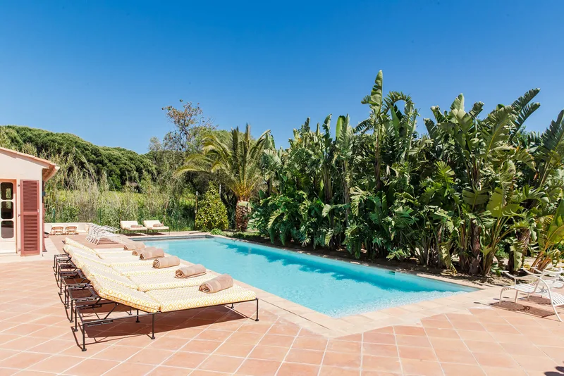 FOR WEEKLY RENT – LUXURY VILLA IN RAMATUELLE, CLOSE TO THE VILLAGE AND PAMPELONNE BEACHES – SLEEPS 12