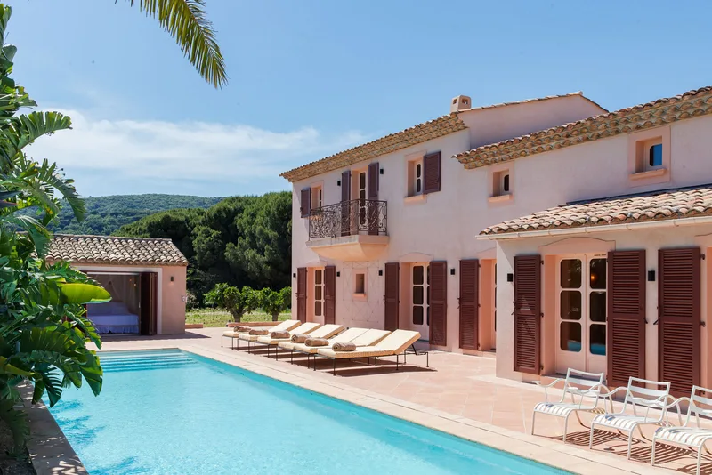 FOR WEEKLY RENT – LUXURY VILLA IN RAMATUELLE, CLOSE TO THE VILLAGE AND PAMPELONNE BEACHES – SLEEPS 12