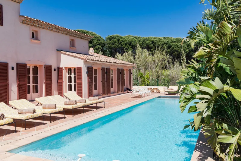 FOR WEEKLY RENT – LUXURY VILLA IN RAMATUELLE, CLOSE TO THE VILLAGE AND PAMPELONNE BEACHES – SLEEPS 12