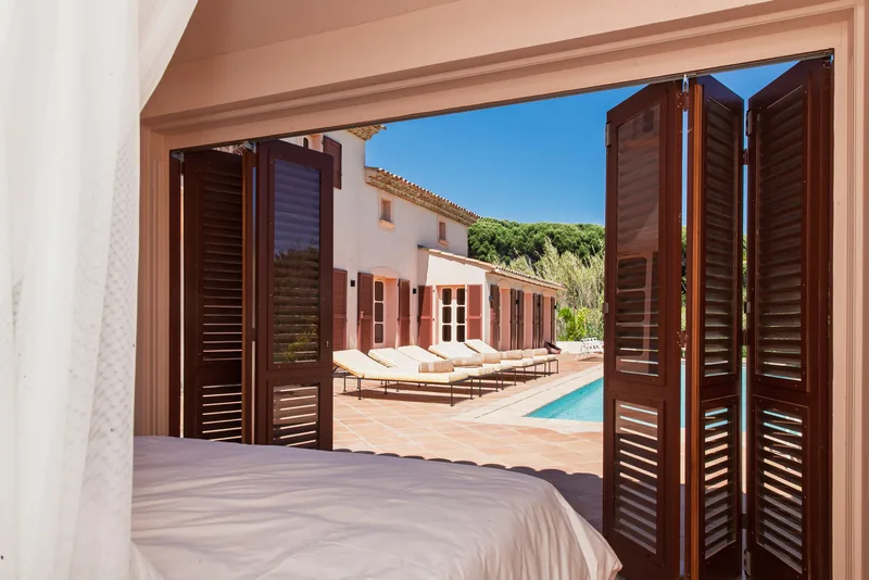 FOR WEEKLY RENT – LUXURY VILLA IN RAMATUELLE, CLOSE TO THE VILLAGE AND PAMPELONNE BEACHES – SLEEPS 12