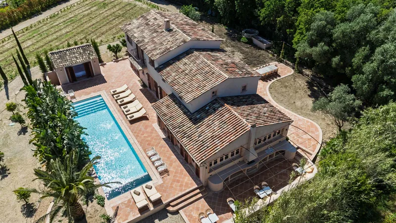 FOR WEEKLY RENT – LUXURY VILLA IN RAMATUELLE, CLOSE TO THE VILLAGE AND PAMPELONNE BEACHES – SLEEPS 12