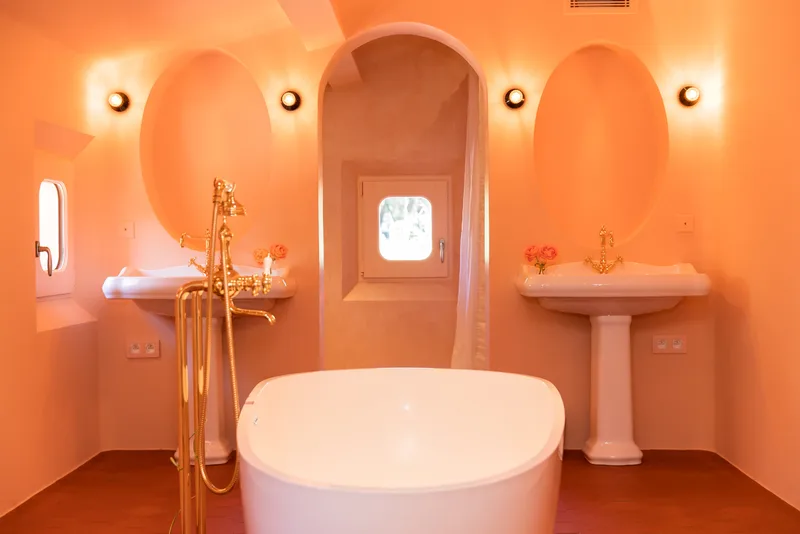 FOR WEEKLY RENT – LUXURY VILLA IN RAMATUELLE, CLOSE TO THE VILLAGE AND PAMPELONNE BEACHES – SLEEPS 12