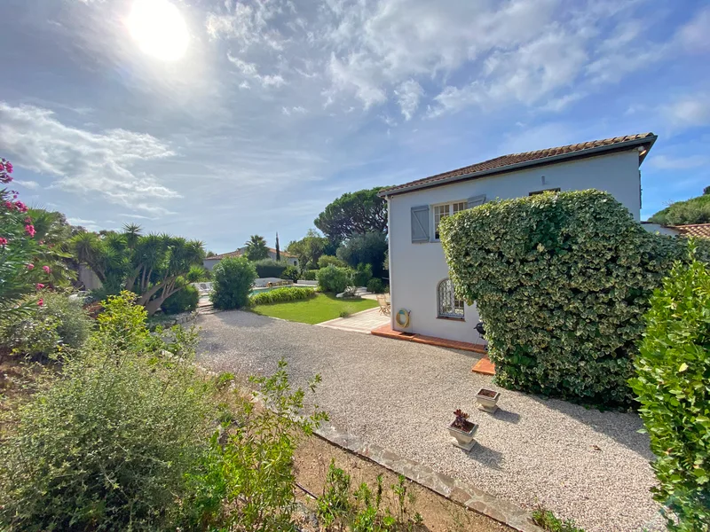 EXCLUSIVE LISTING – PROVENÇAL BASTIDE IN GRIMAUD, NEAR THE BEACH