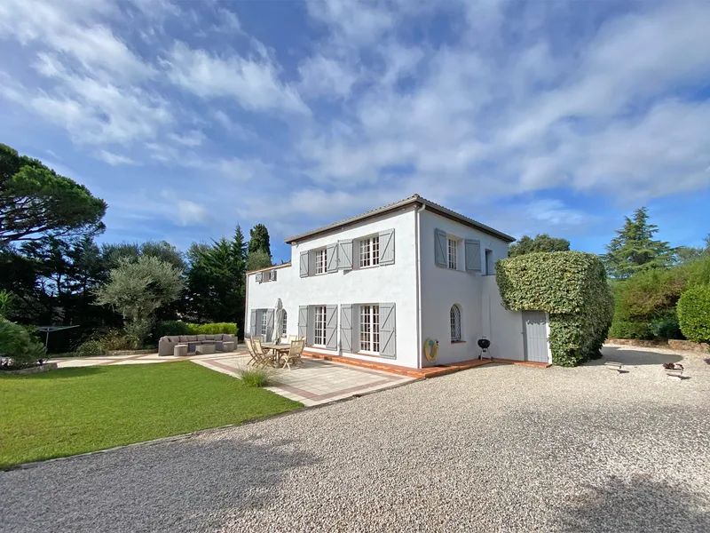 EXCLUSIVE LISTING – PROVENÇAL BASTIDE IN GRIMAUD, NEAR THE BEACH