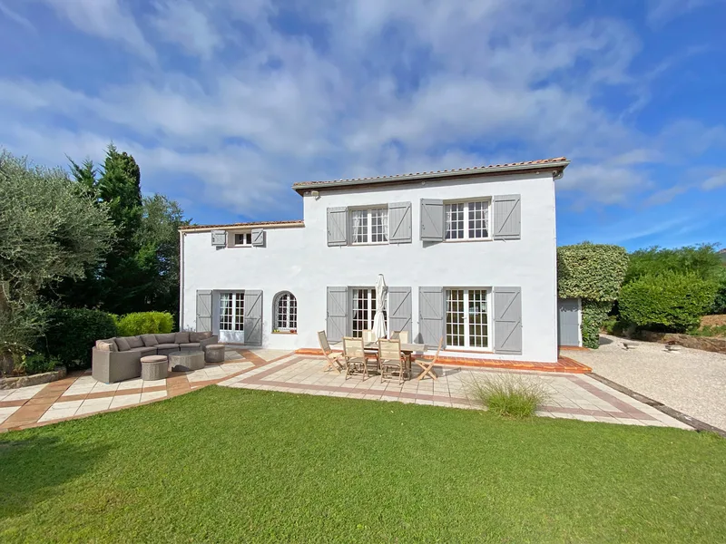 EXCLUSIVE LISTING – PROVENÇAL BASTIDE IN GRIMAUD, NEAR THE BEACH