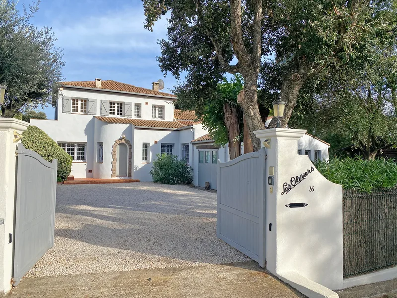 EXCLUSIVE LISTING – PROVENÇAL BASTIDE IN GRIMAUD, NEAR THE BEACH