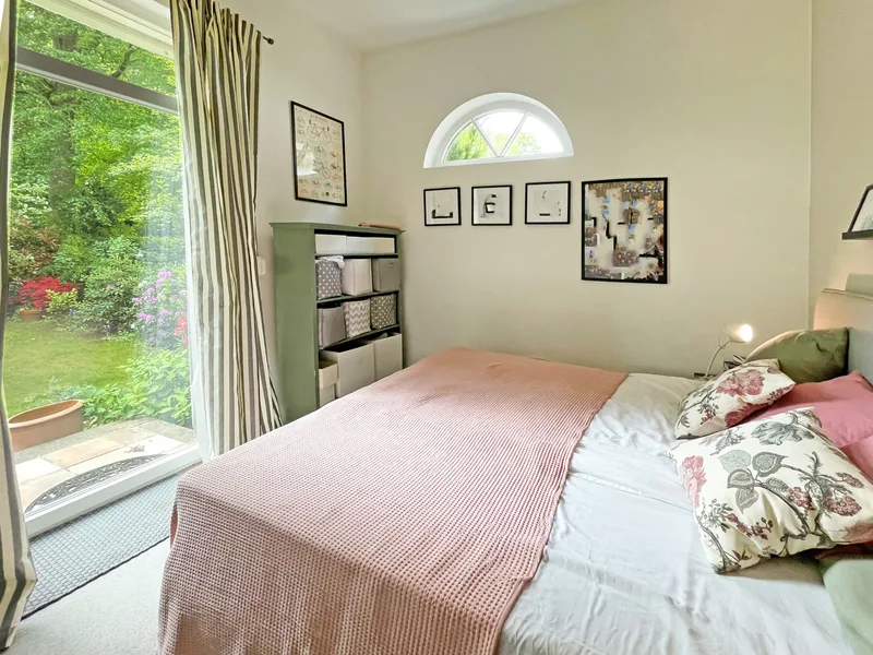 Stylish garden flat facing south – prime location with charm!