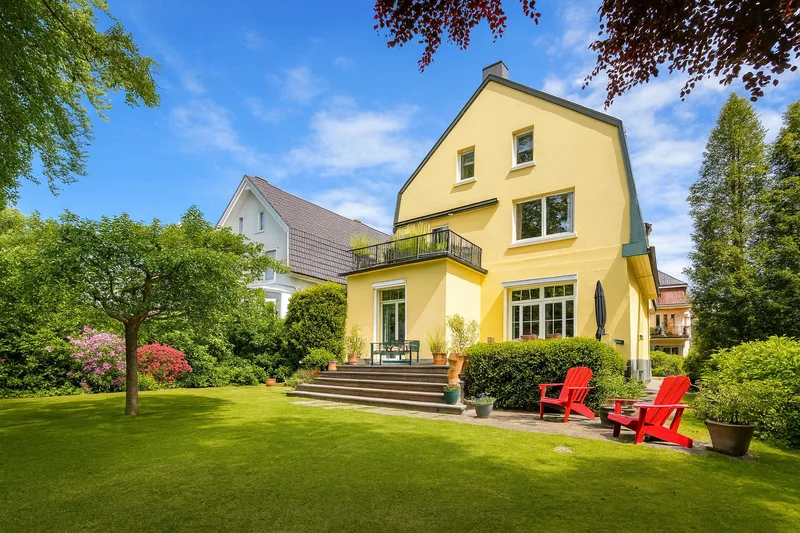 Stylish garden flat facing south – prime location with charm!