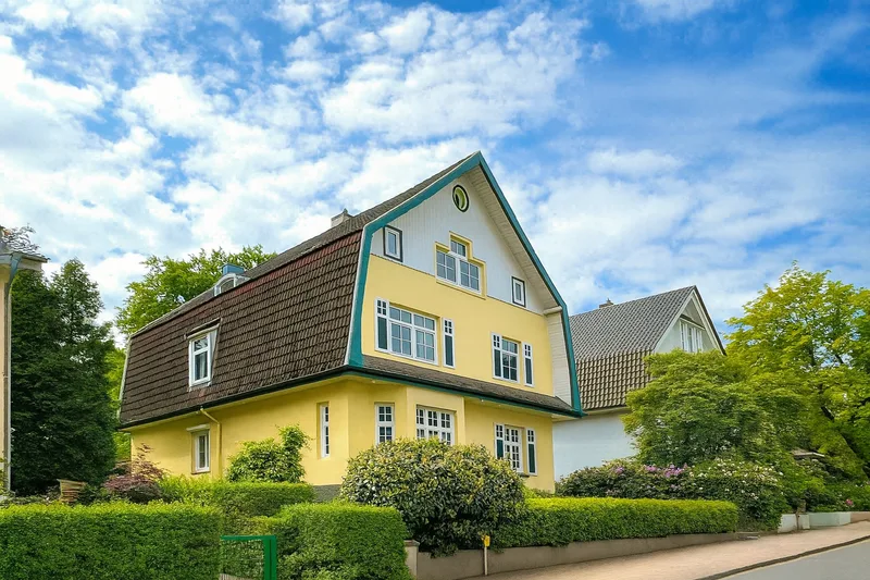 Stylish garden flat facing south – prime location with charm!