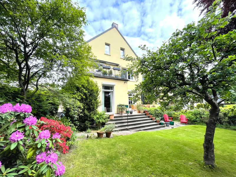 Stylish garden flat facing south – prime location with charm!