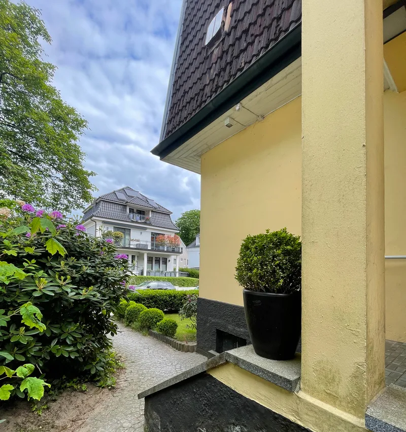 Stylish town villa facing south – prime location with charm