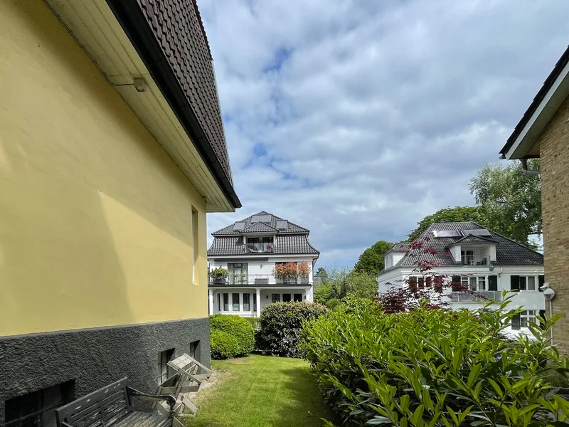 Stylish town villa facing south – prime location with charm