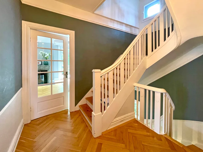 Stylish town villa facing south – prime location with charm