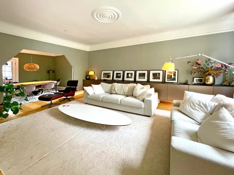 Stylish town villa facing south – prime location with charm