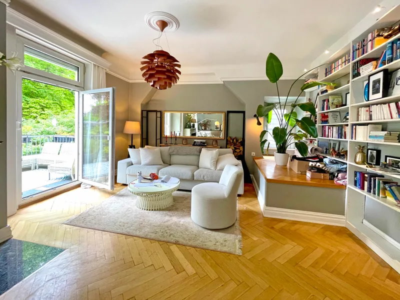 Stylish town villa facing south – prime location with charm