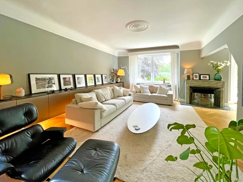 Stylish town villa facing south – prime location with charm