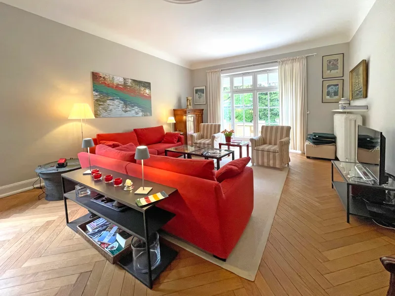 Stylish town villa facing south – prime location with charm