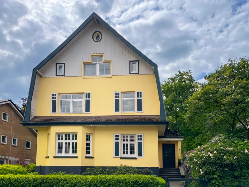 Stylish town villa facing south – prime location with charm