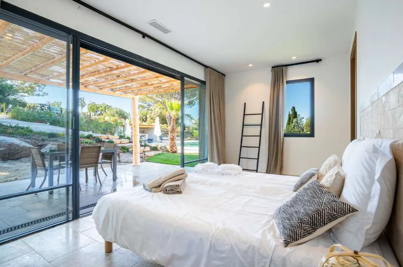 EXCEPTIONAL PROPERTY AT THE GATES OF SAINT-TROPEZ