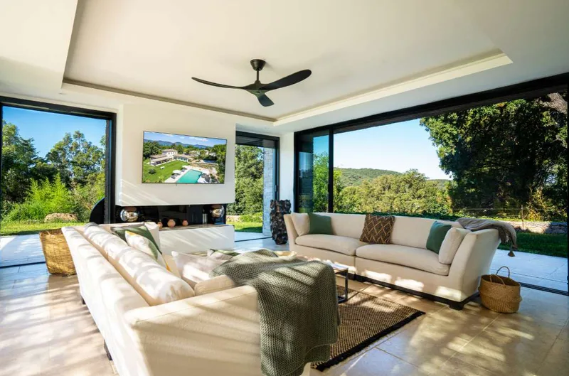 EXCEPTIONAL PROPERTY AT THE GATES OF SAINT-TROPEZ