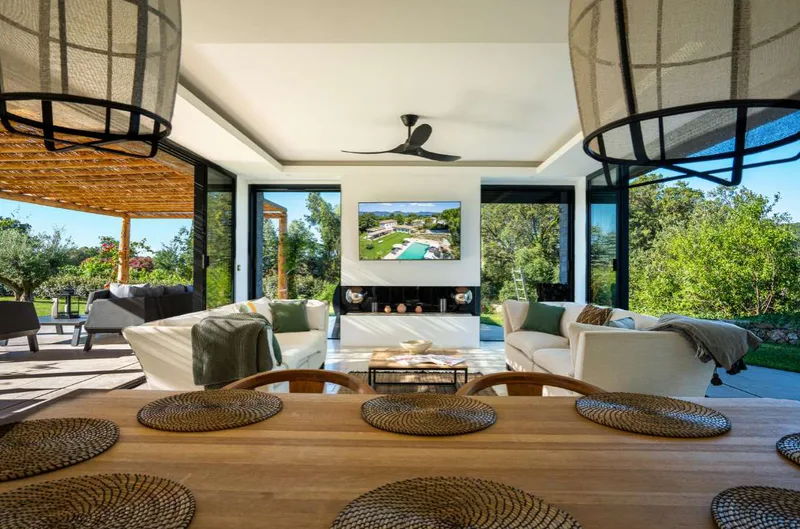 EXCEPTIONAL PROPERTY AT THE GATES OF SAINT-TROPEZ