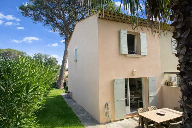 SOLD - ELEGANT HOUSE IN A PRIVATE AND SECURE ESTATE WITH SWIMMING POOL