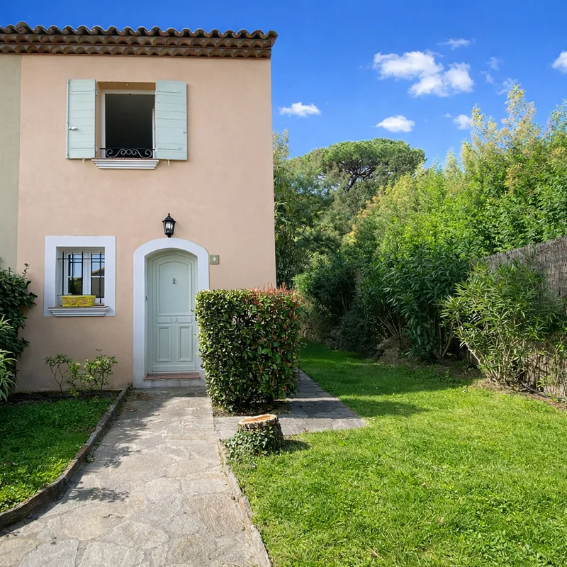 SOLD - ELEGANT HOUSE IN A PRIVATE AND SECURE ESTATE WITH SWIMMING POOL