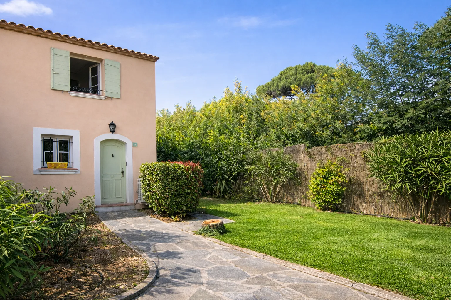 SOLD - ELEGANT HOUSE IN A PRIVATE AND SECURE ESTATE WITH SWIMMING POOL