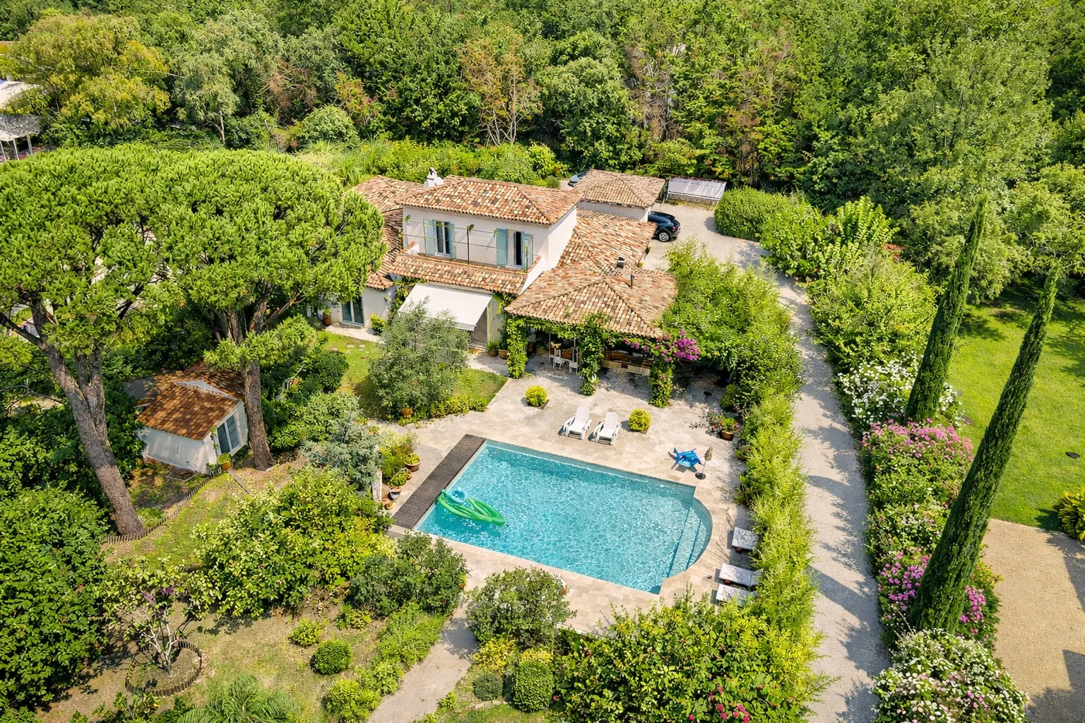 HIGH-QUALITY VILLA WITH HEATED POOL – GULF OF SAINT-TROPEZ