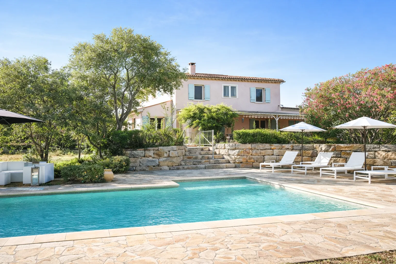 CHARMING PROVENCAL HOUSE, SWIMMING POOL AND LARGE GARDEN