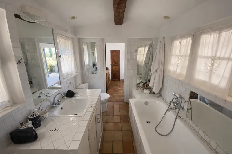 CHARMING PROVENÇAL HOUSE   SEA VIEW AND EXCEPTIONAL SETTING