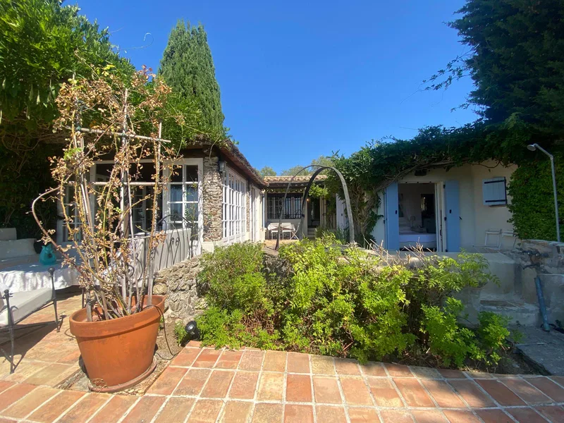 CHARMING PROVENÇAL HOUSE   SEA VIEW AND EXCEPTIONAL SETTING