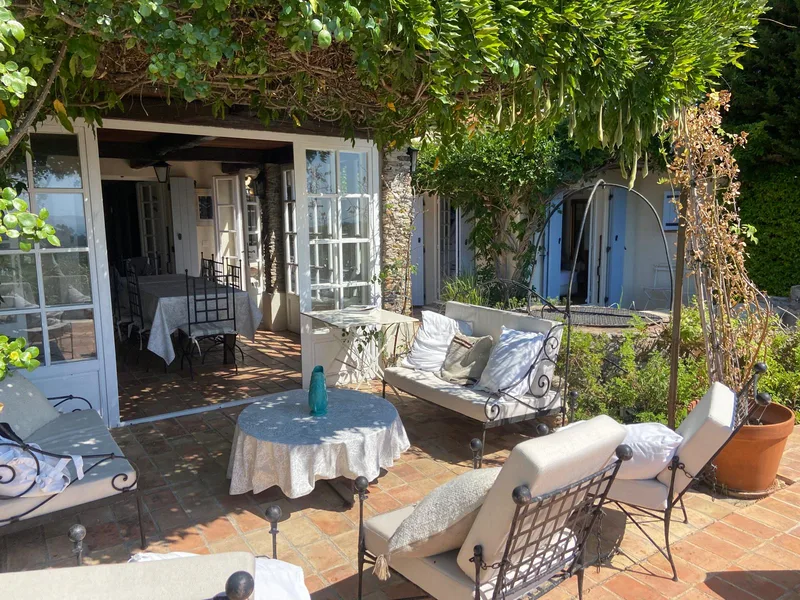 CHARMING PROVENÇAL HOUSE   SEA VIEW AND EXCEPTIONAL SETTING