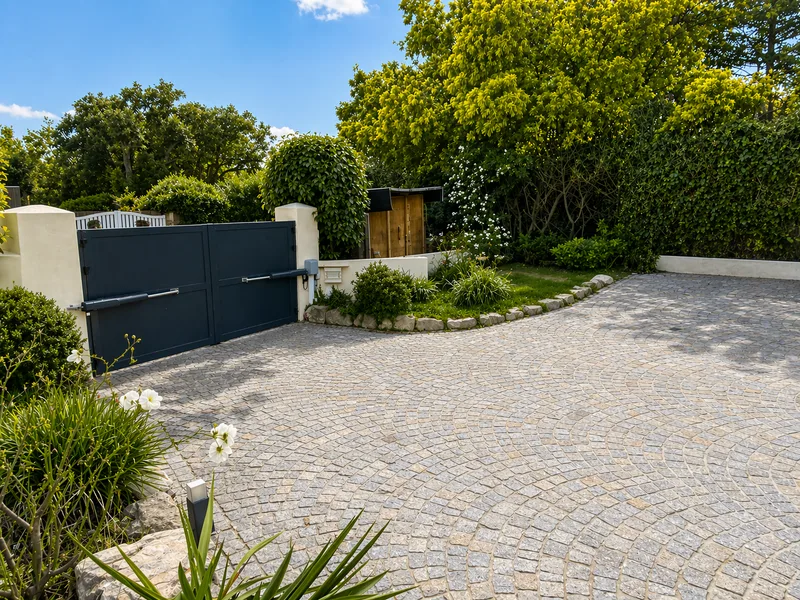 ELEGANT RENOVATED VILLA WITH SWIMMING POOL AND POOL HOUSE, CLOSE TO THE BEAUVALLON GOLF COURSE
