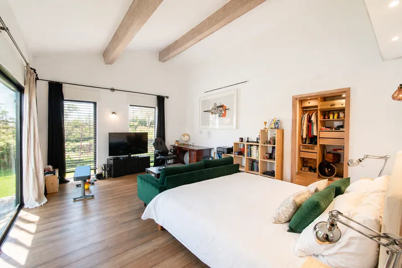 ELEGANT RENOVATED VILLA WITH SWIMMING POOL AND POOL HOUSE, CLOSE TO THE BEAUVALLON GOLF COURSE