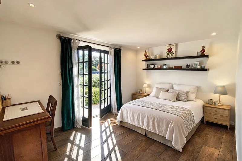 ELEGANT RENOVATED VILLA WITH SWIMMING POOL AND POOL HOUSE, CLOSE TO THE BEAUVALLON GOLF COURSE