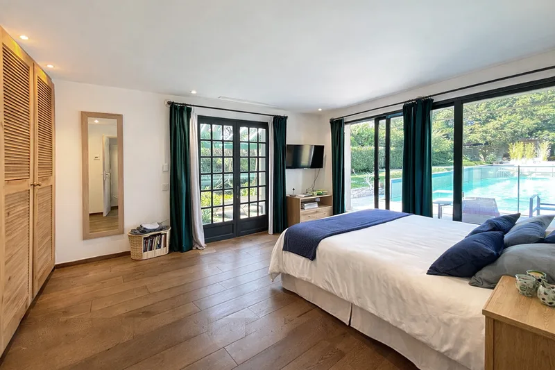 ELEGANT RENOVATED VILLA WITH SWIMMING POOL AND POOL HOUSE, CLOSE TO THE BEAUVALLON GOLF COURSE