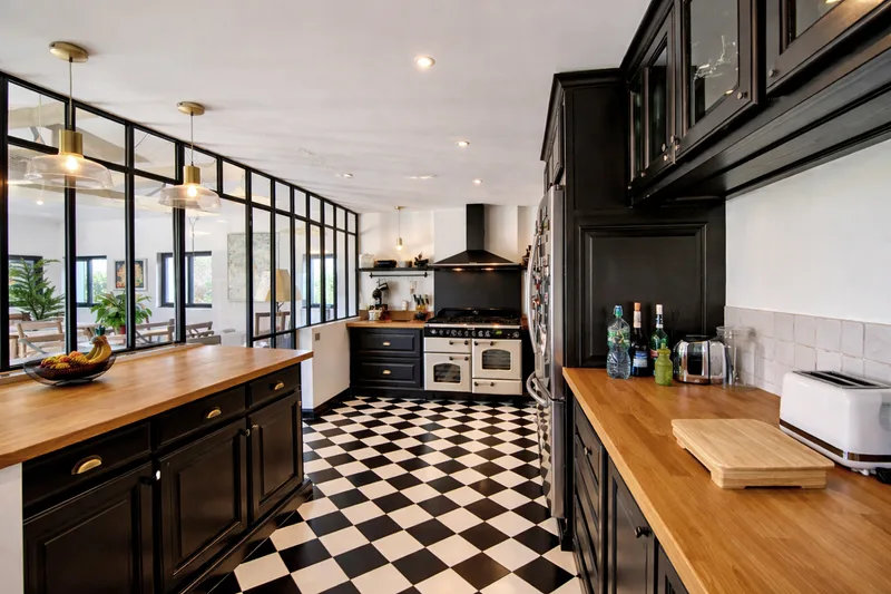 ELEGANT RENOVATED VILLA WITH SWIMMING POOL AND POOL HOUSE, CLOSE TO THE BEAUVALLON GOLF COURSE