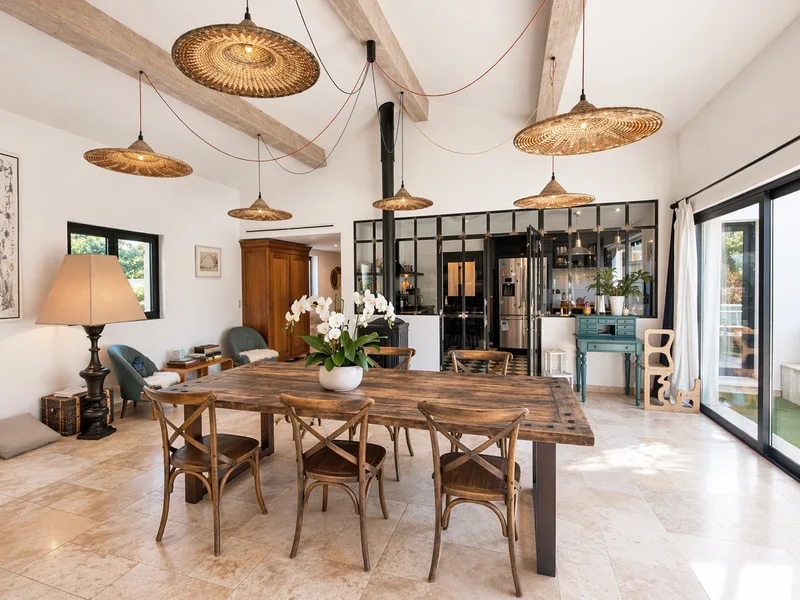ELEGANT RENOVATED VILLA WITH SWIMMING POOL AND POOL HOUSE, CLOSE TO THE BEAUVALLON GOLF COURSE