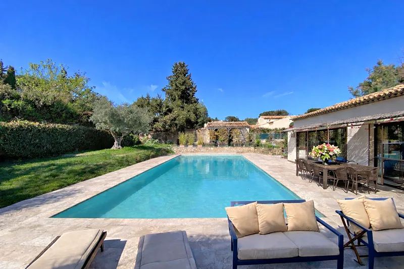 ELEGANT RENOVATED VILLA WITH SWIMMING POOL AND POOL HOUSE, CLOSE TO THE BEAUVALLON GOLF COURSE