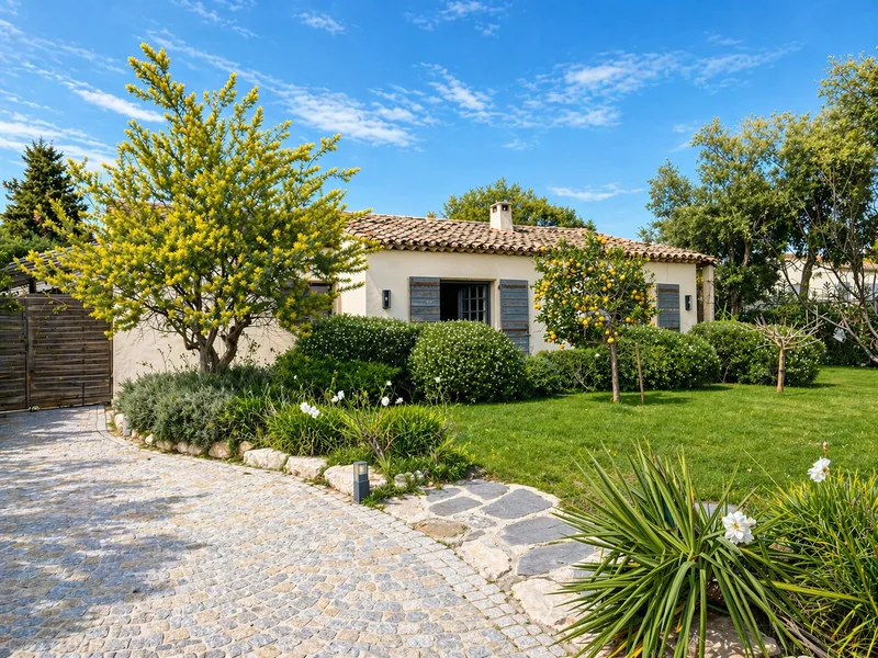 ELEGANT RENOVATED VILLA WITH SWIMMING POOL AND POOL HOUSE, CLOSE TO THE BEAUVALLON GOLF COURSE