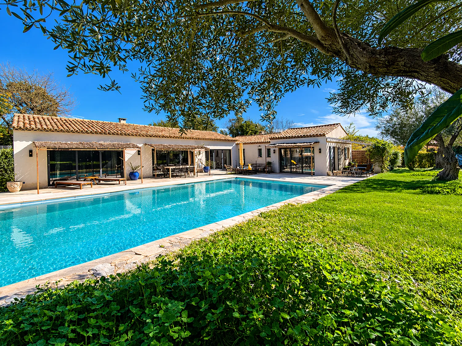 ELEGANT RENOVATED VILLA WITH SWIMMING POOL AND POOL HOUSE, CLOSE TO THE BEAUVALLON GOLF COURSE