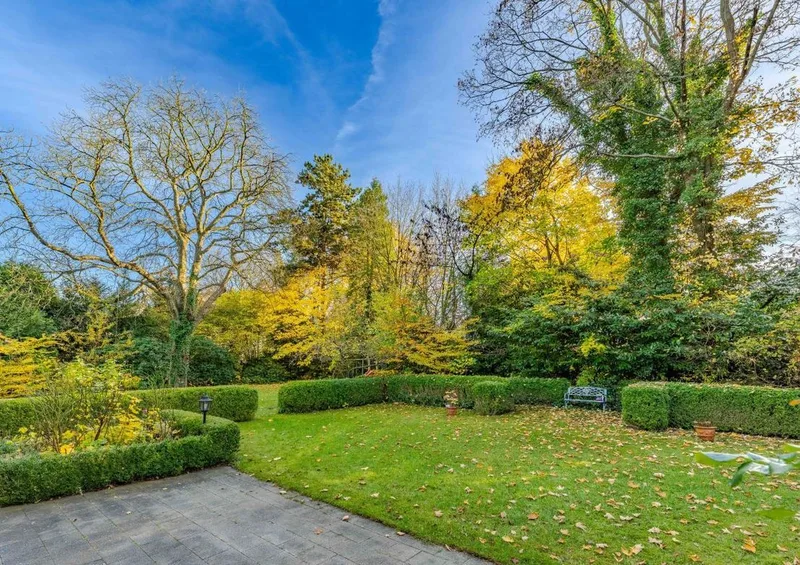 Exclusive Villa with Park-Like Grounds in Hamburg-Hochkamp