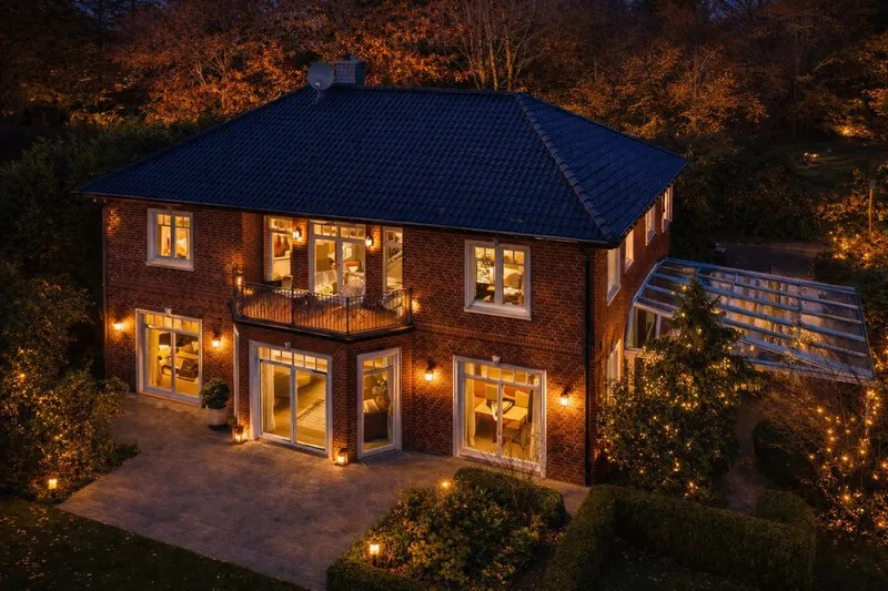 Exclusive Villa with Park-Like Grounds in Hamburg-Hochkamp