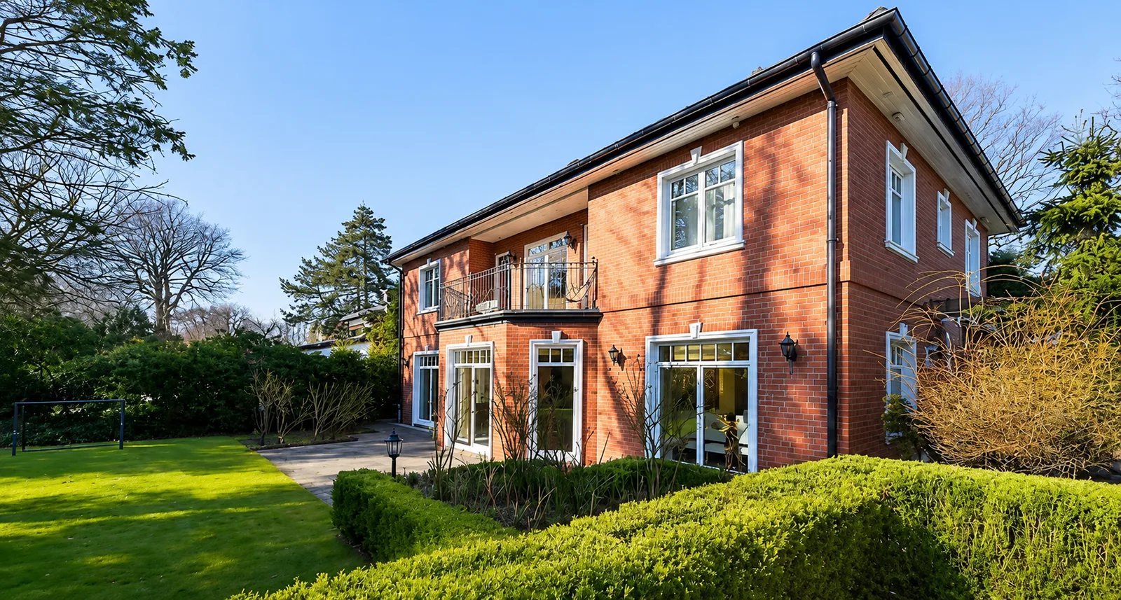 Exclusive Villa with Park-Like Grounds in Hamburg-Hochkamp