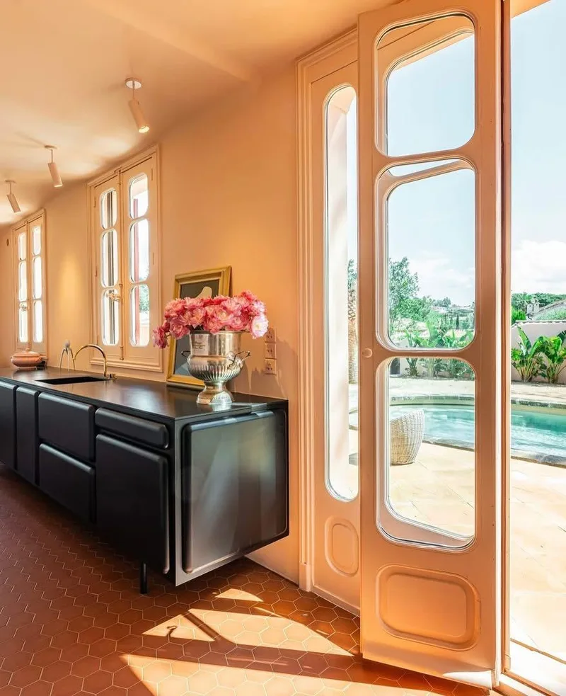 RIVIERA-STYLE PROPERTY WITH SEA GLIMPSE