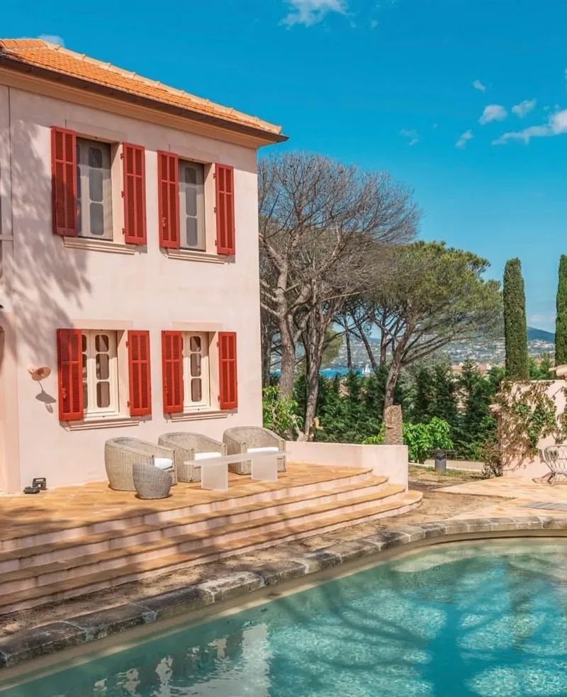 RIVIERA-STYLE PROPERTY WITH SEA GLIMPSE