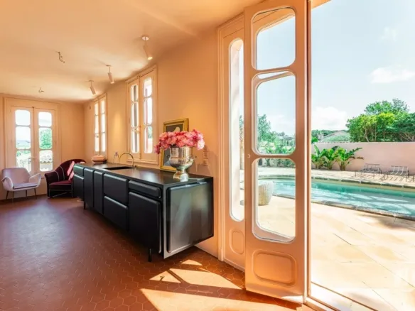 RIVIERA-STYLE PROPERTY WITH SEA GLIMPSE