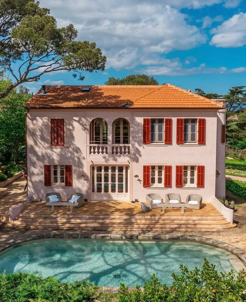 RIVIERA-STYLE PROPERTY WITH SEA GLIMPSE